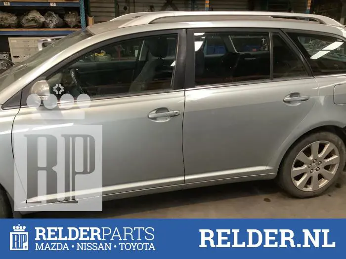 Portier 4Deurs links-voor Toyota Avensis